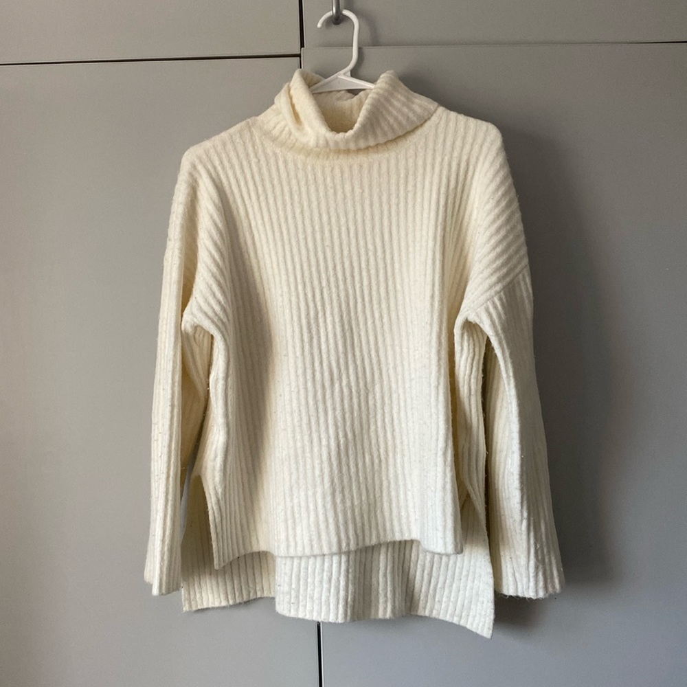 H&M OFF WHITE MED LENGTH TURTLENECK SWEATER US M